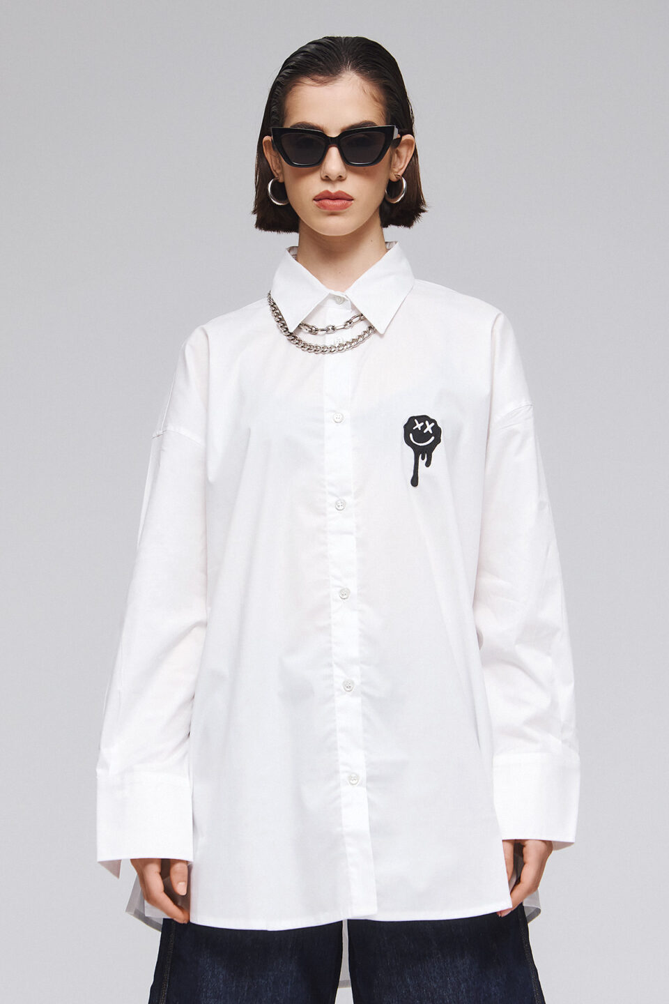 OVERSIZED WHITE SHIRT WITH GRAPHIC PATCHES